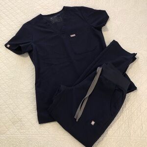 Figs bundle-Catarina top/Yola Yoga bottom. Size XS-XSP.